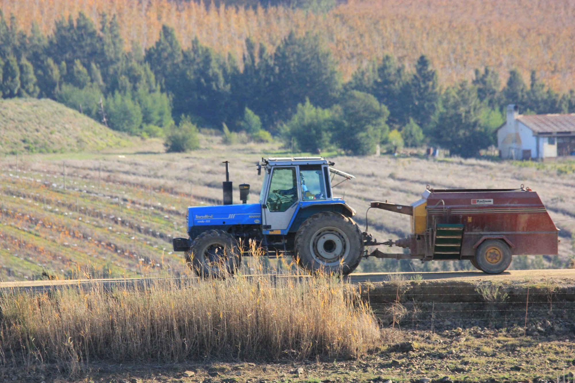 Tractor with manure spreader, Overberg